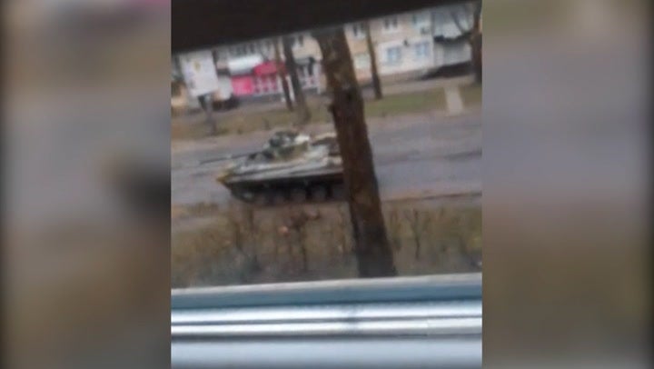 Tank fires in air on Kherson street as resident’s told to ‘stay inside’