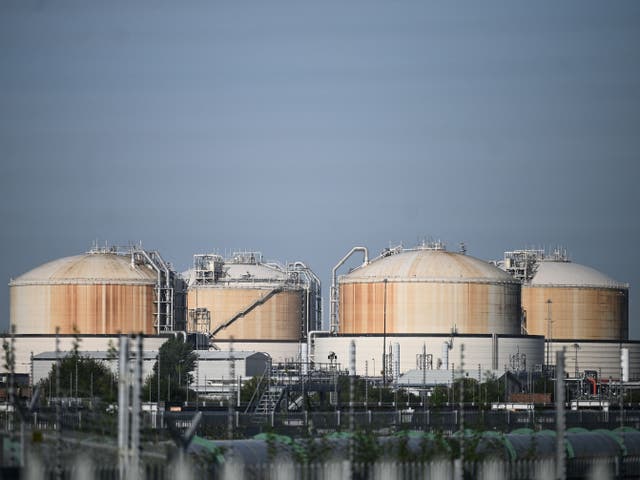 Los tanques de almacenamiento de gas natural licuado (GNL) se ven en la terminal de importación de Grain LNG en Isle of Grain, Kent