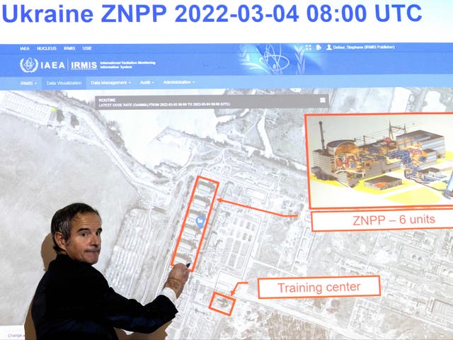 <p>Rafael Grossi, Director General of the International Atomic Energy Agency (IAEA), points on a map of the Ukrainian Zaporizhzhia nuclear power plant </p>