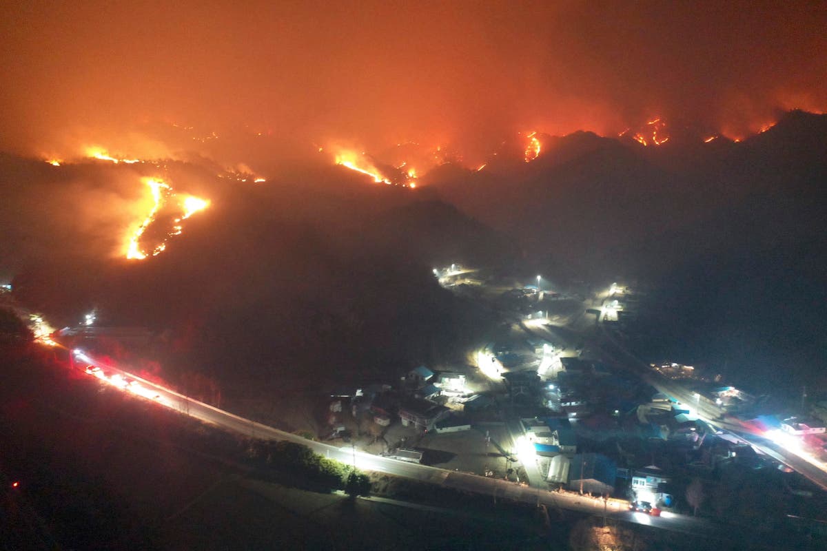 S. Korean wildfire destroys 90 homes, forces 6,000 to flee 