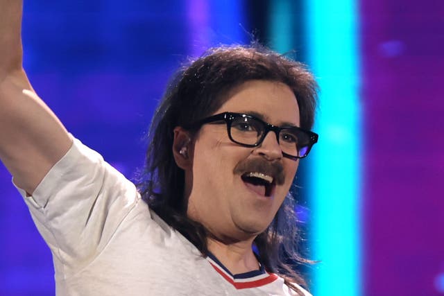 <p>Weezer star Rivers Cuomo performing onstage at the 2021 iHeartRadio festival</p>