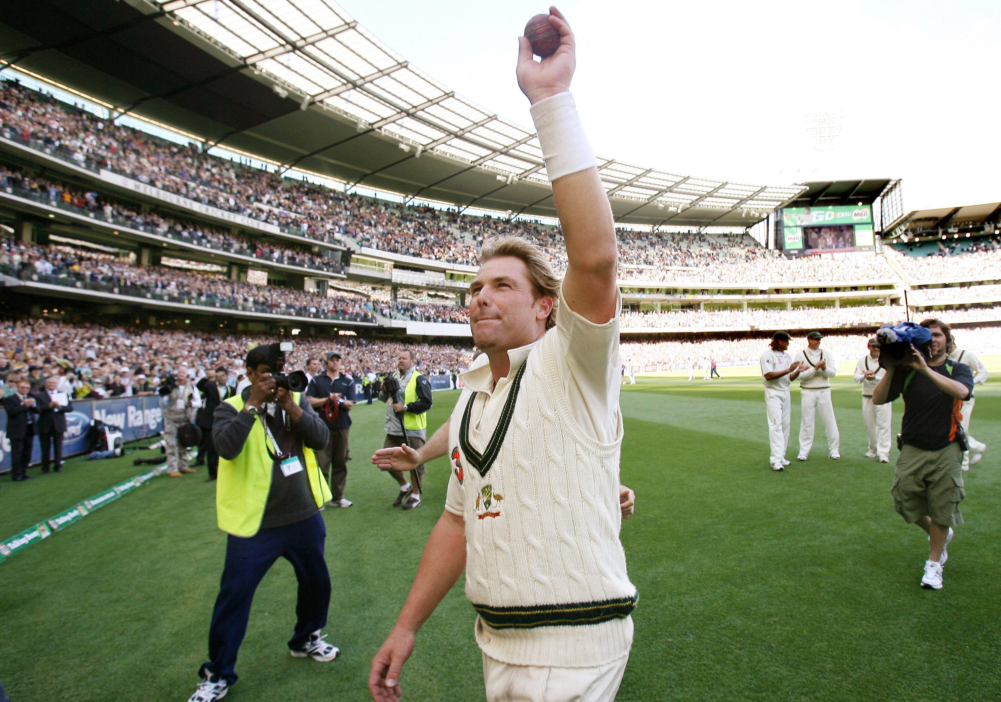 Warne salutes the MCG after his final Test at his home ground