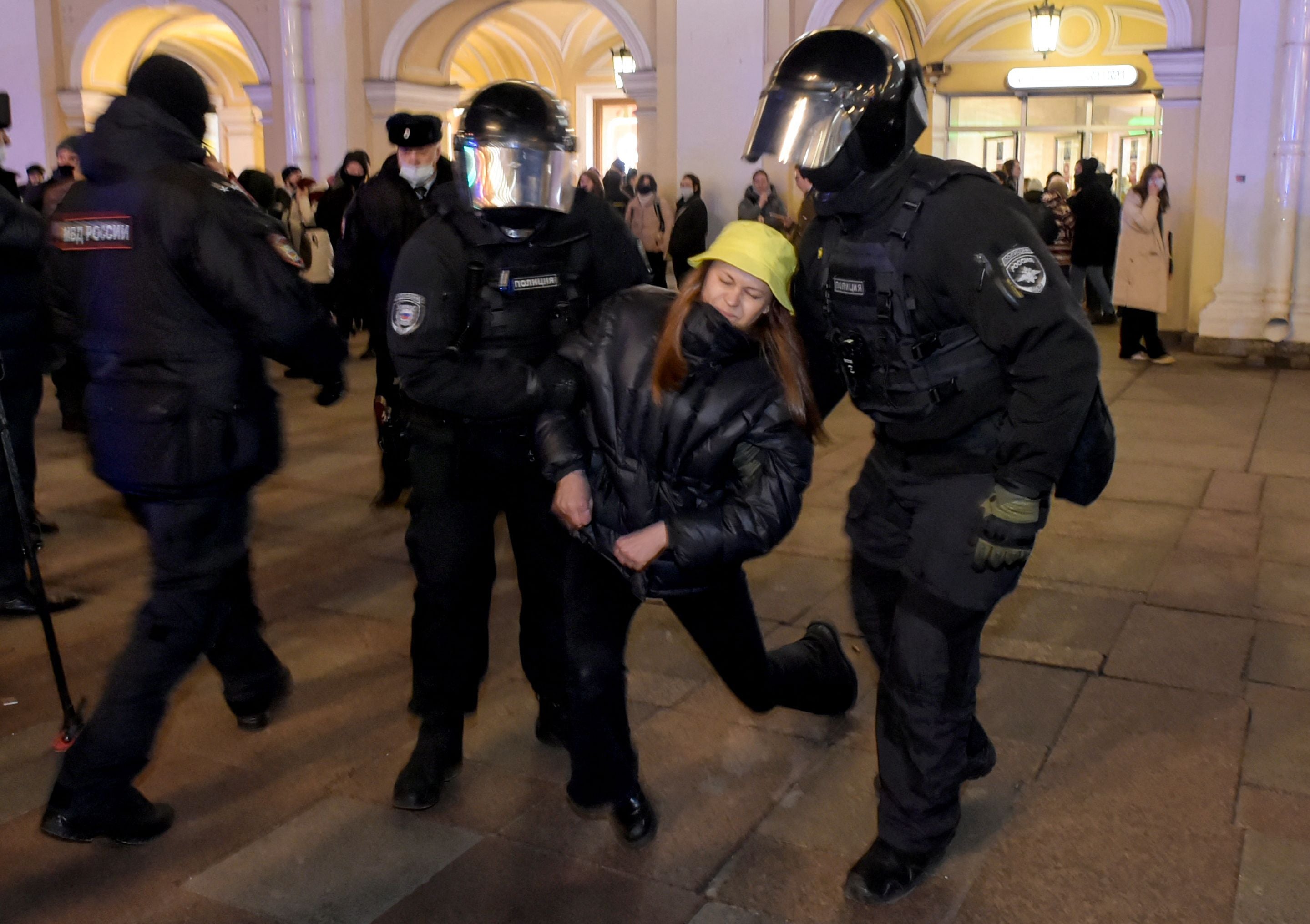 Арест сколько суток. Митинг в Питере 2022. Протесты в Москве. Протесты в России. Несанкционированные митинги в России.