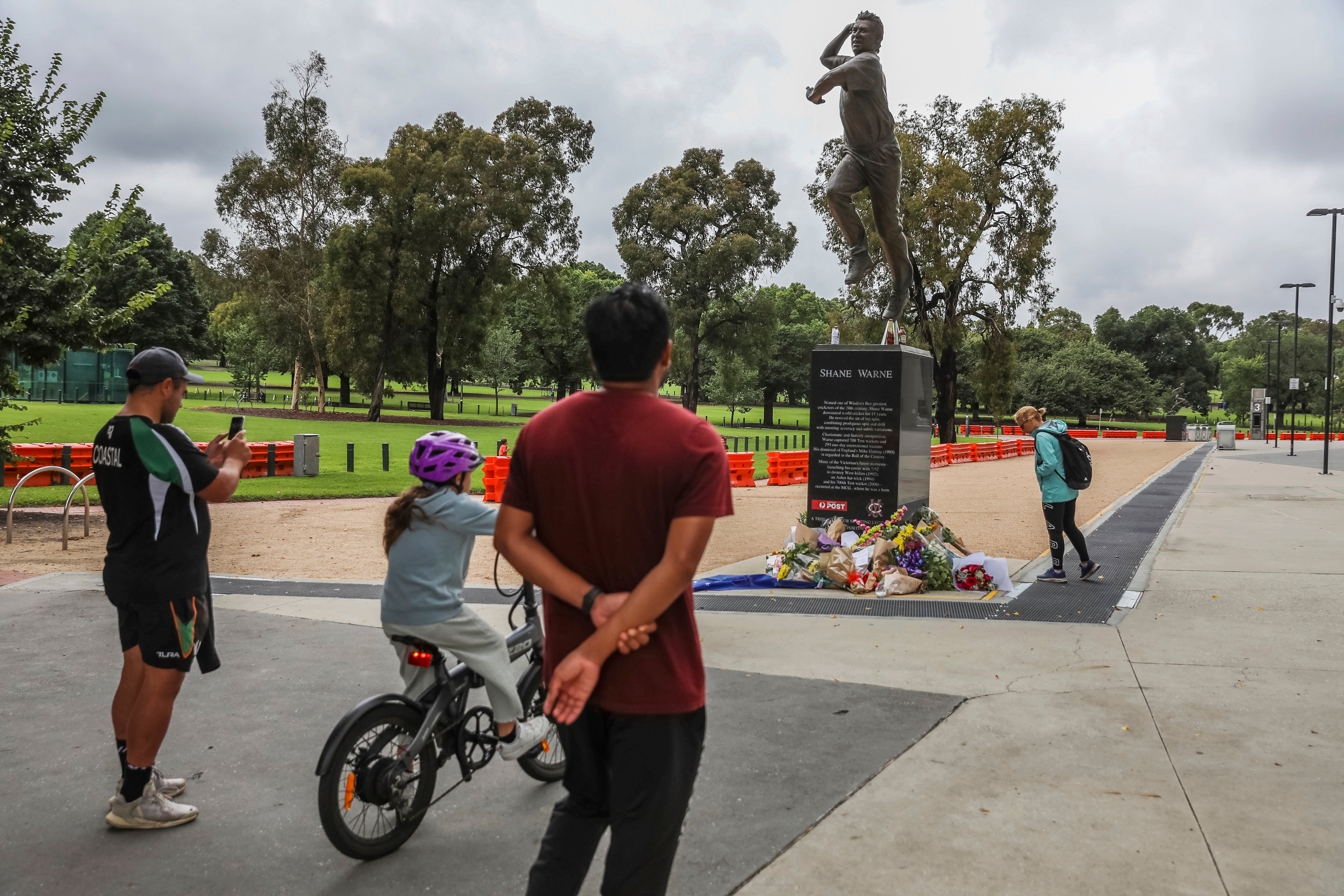 Fans pay their respects at Warne’s statue (AP Photo/Asanka Brendon Ratnayake)