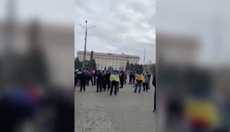 Hundreds of Ukrainians protest against invasion in Kherson days after Russia seizes city
