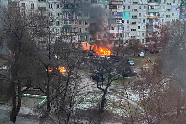 Se ve fuego en Mariupol en una zona residencial después de los bombardeos en medio de la invasión rusa de Ucrania.