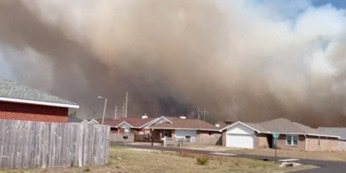 Florida fire: Two homes destroyed and 12 damaged as firefighters battle 1,400-acre blaze