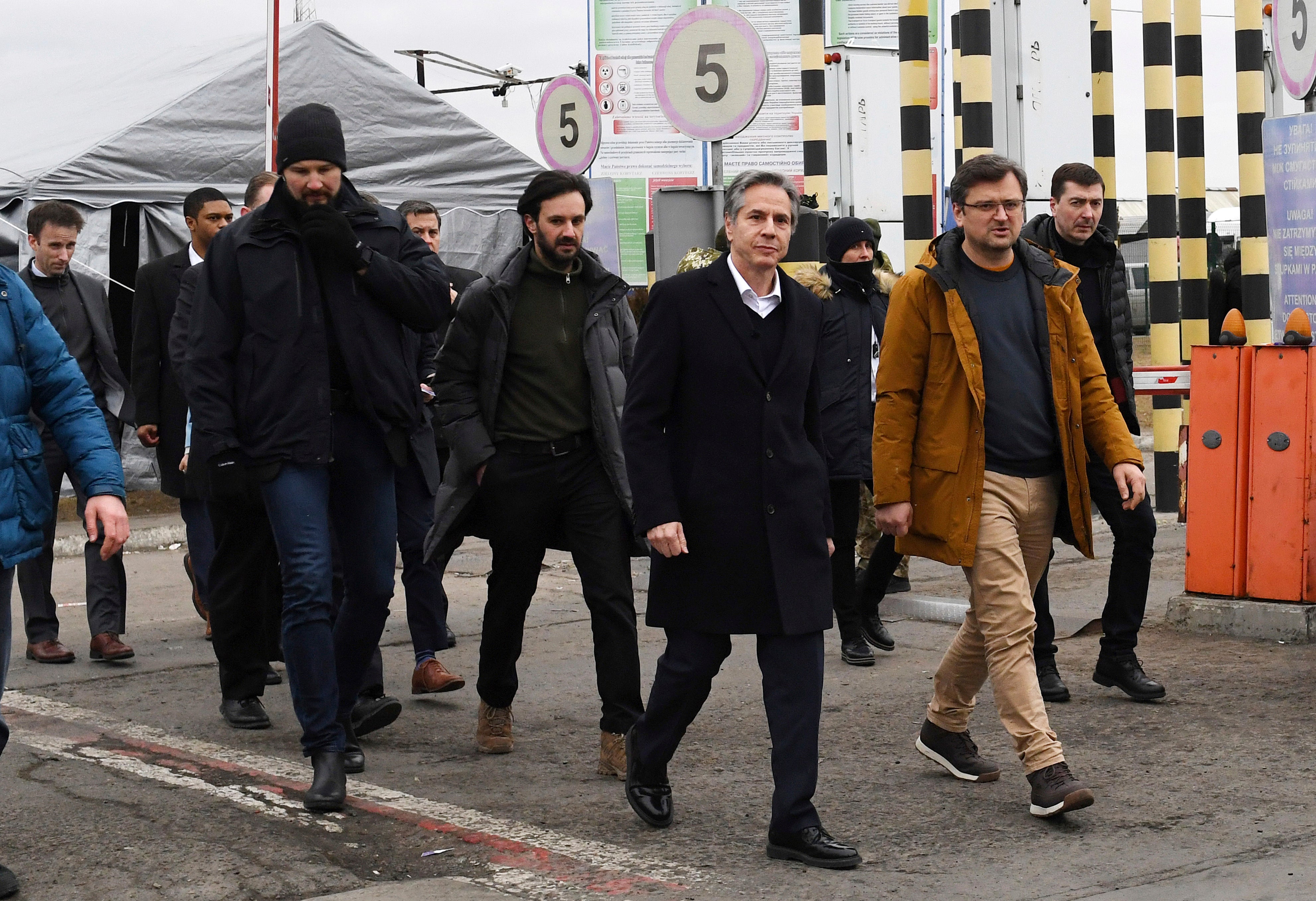 US Secretary of State Antony Blinken and Ukrainian Foreign Minister Dmytro Kuleba walk along the Ukraine-Poland border