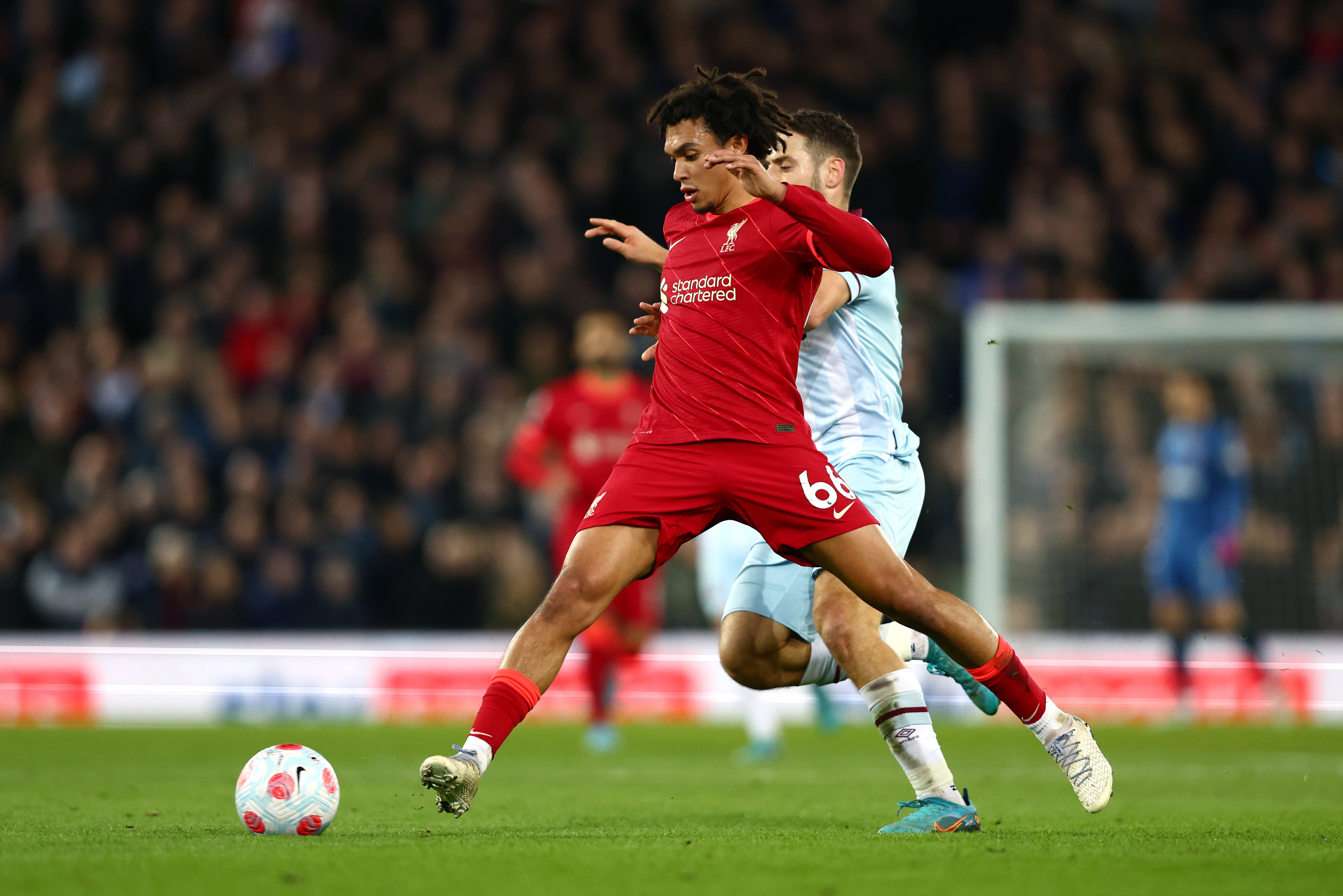 Ливерпуль вест хэм прямая. Робертсон Ливерпуль. Liverpool West Ham. Александр Арнольд футболист 2022. Liverpool vs West Ham.