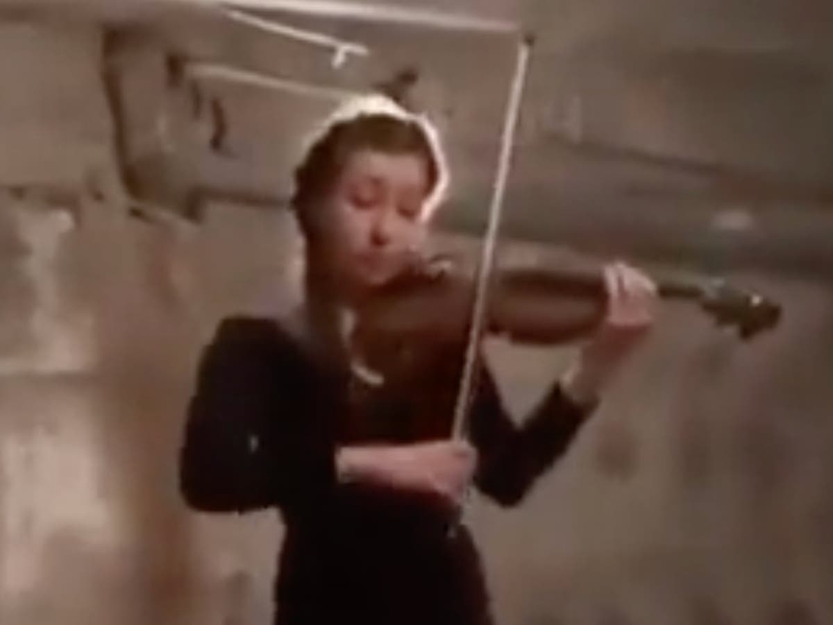 Video shows Ukrainian girl playing violin for refugees trapped inside bomb shelter as shells rain down