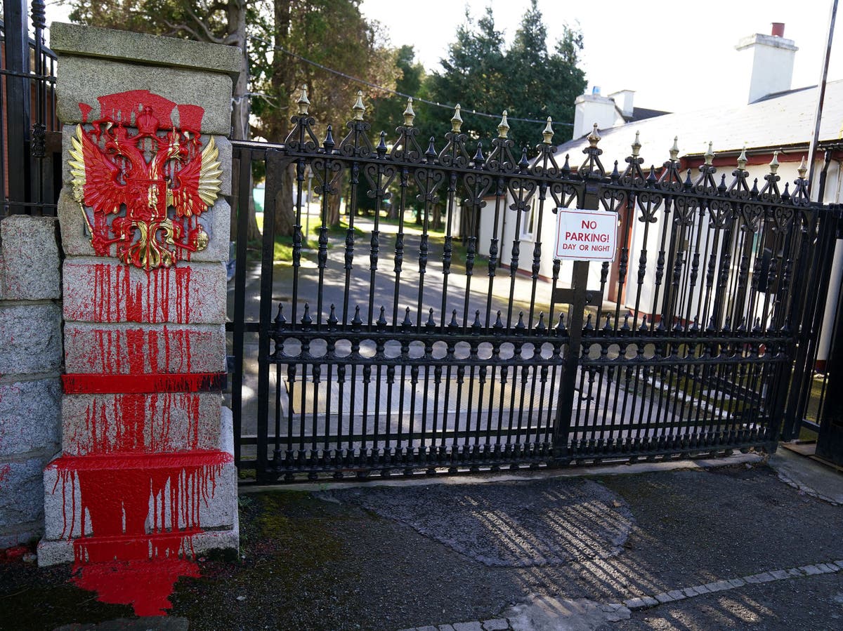 Ein Lastwagen rast durch die Tore der russischen Botschaft in Dublin, während ein Mann festgenommen wird