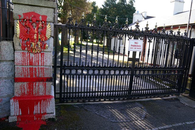 Un camión se estrelló contra las puertas de la embajada rusa en Dublín días después de que se vertió pintura roja en el escudo de armas.