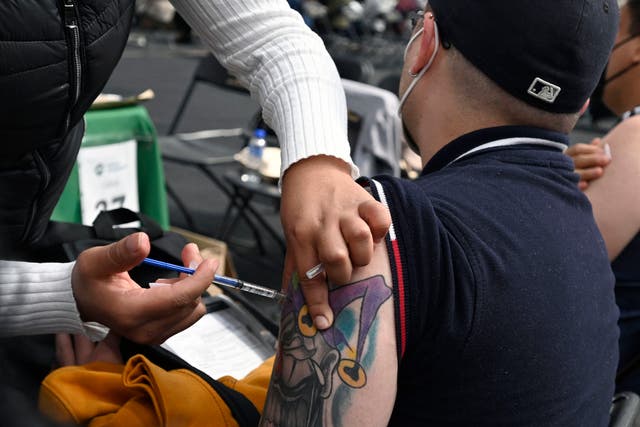 <p>Un hombre recibe una vacuna de AstraZeneca en la Ciudad de México</p>