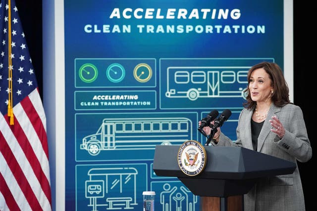 <p>La vicepresidenta Kamala Harris anuncia una medida para ampliar el transporte público y los autobuses escolares limpios, y reducir las emisiones de los camiones a diésel el 7 de marzo</p>