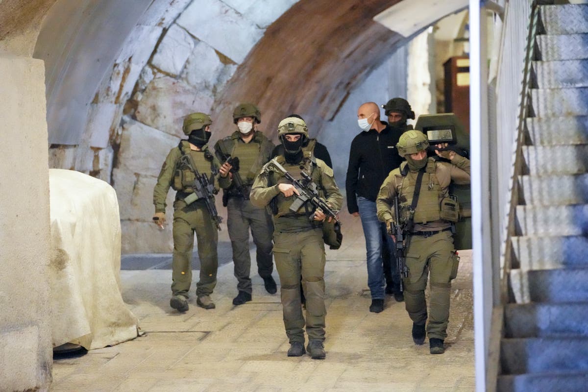 Palestinian shot, killed after stabbing 2 Israeli policemen Palestinian shot, killed after stabbing 2 Israeli policemen