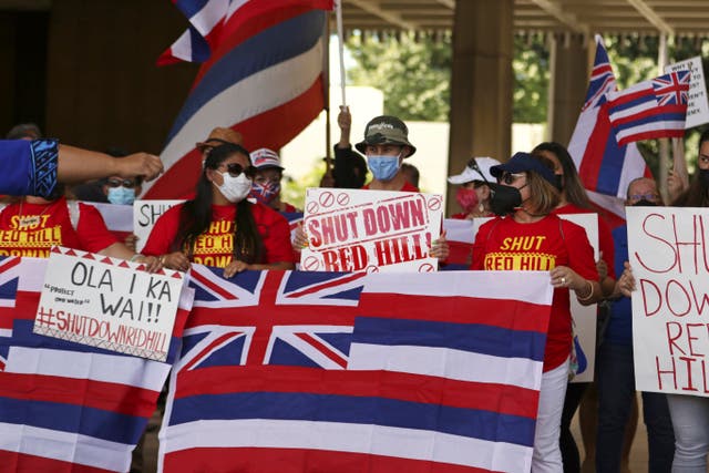 Un grupo de manifestantes se reúne en el capitolio del estado de Hawái para una manifestación por la contaminación del agua por parte de la Marina de los EE. UU. cerca de Pearl Harbor el 11 de febrero de 2022, en Honolulu.