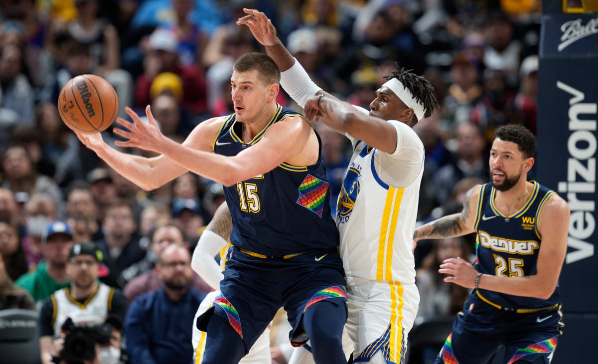 Nuggets ganan 131124 a Warriors con triple doble de Jokic