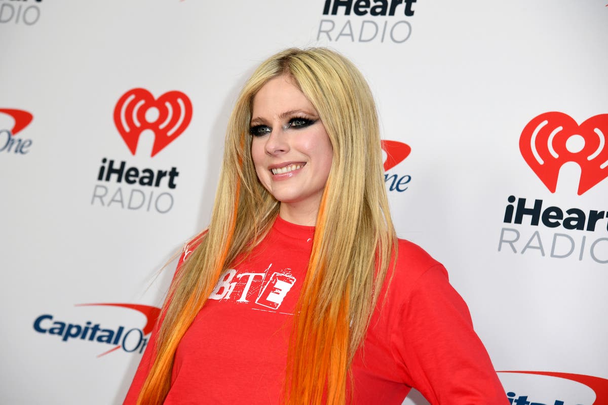 Avril Lavigne explains why she always does her own makeup