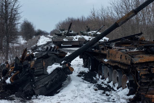 Se ven un tanque ruso carbonizado y tanques capturados, en medio de la invasión rusa de Ucrania, en la región de Sumy, Ucrania, el 7 de marzo.