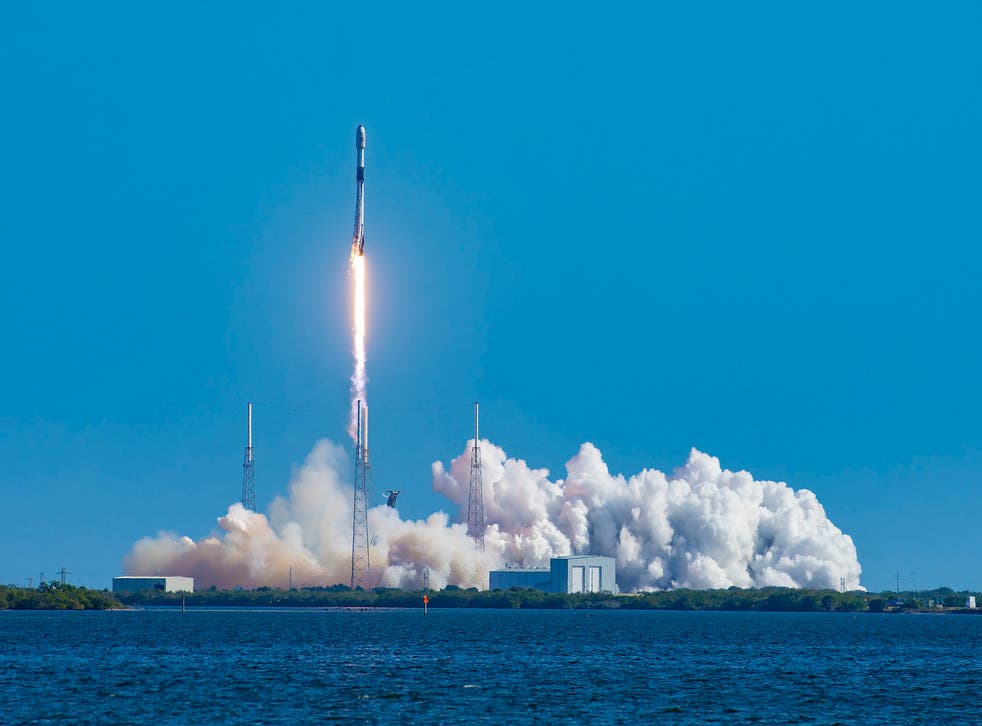Une Falcon 9 de SpaceX transporte un lot de satellites Starlink en orbite terrestre basse</p> ;