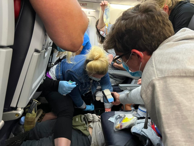 <p>Passengers worked together to save a man in medical distress on a flight from Cancun to Austin</p>