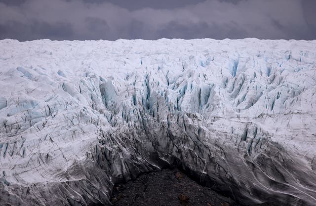 <p>Beneath the Greenland ice sheet lies a 31-kilometer diameter creater from a meteorite impact</p>