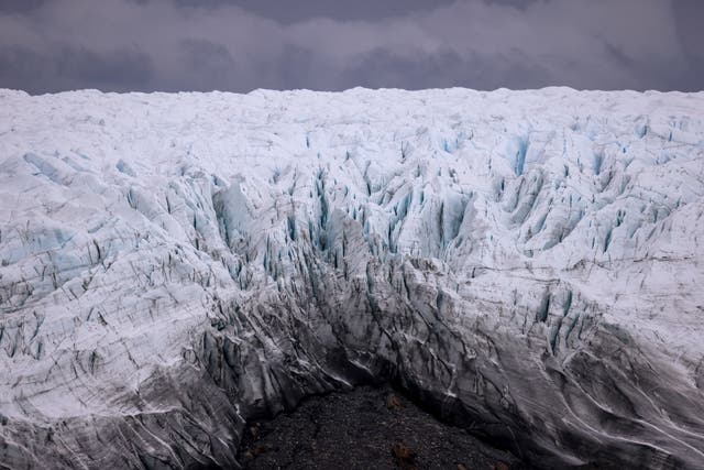 <p>Beneath the Greenland ice sheet lies a 31-kilometer diameter creater from a meteorite impact</p>
