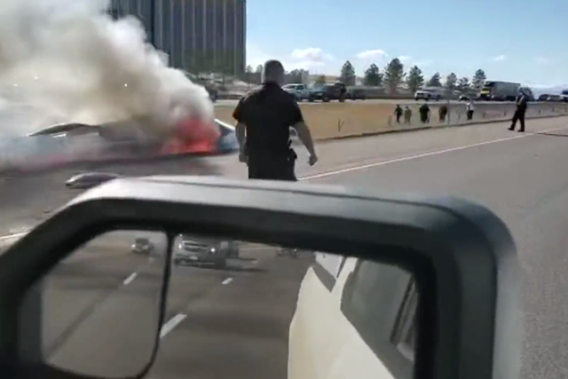 <p>Un conductor en Colorado videograbó los restos en llamas de un pequeño avión que se accidentó en una carretera </p>