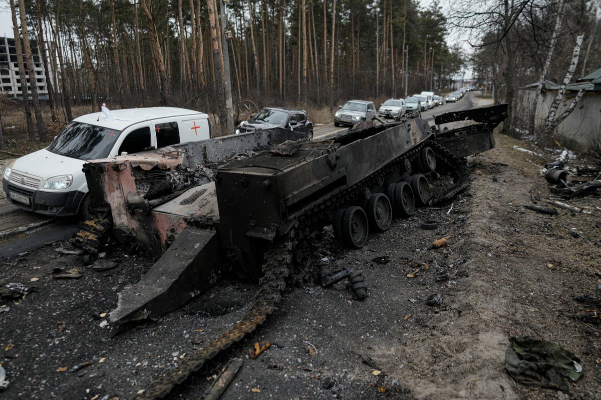 Russischer Konvoi in der Nähe von Kiew „erleidet andauernde Verluste“ und Putin gezwungen, Wehrpflichtige einzusetzen, behauptet Großbritannien