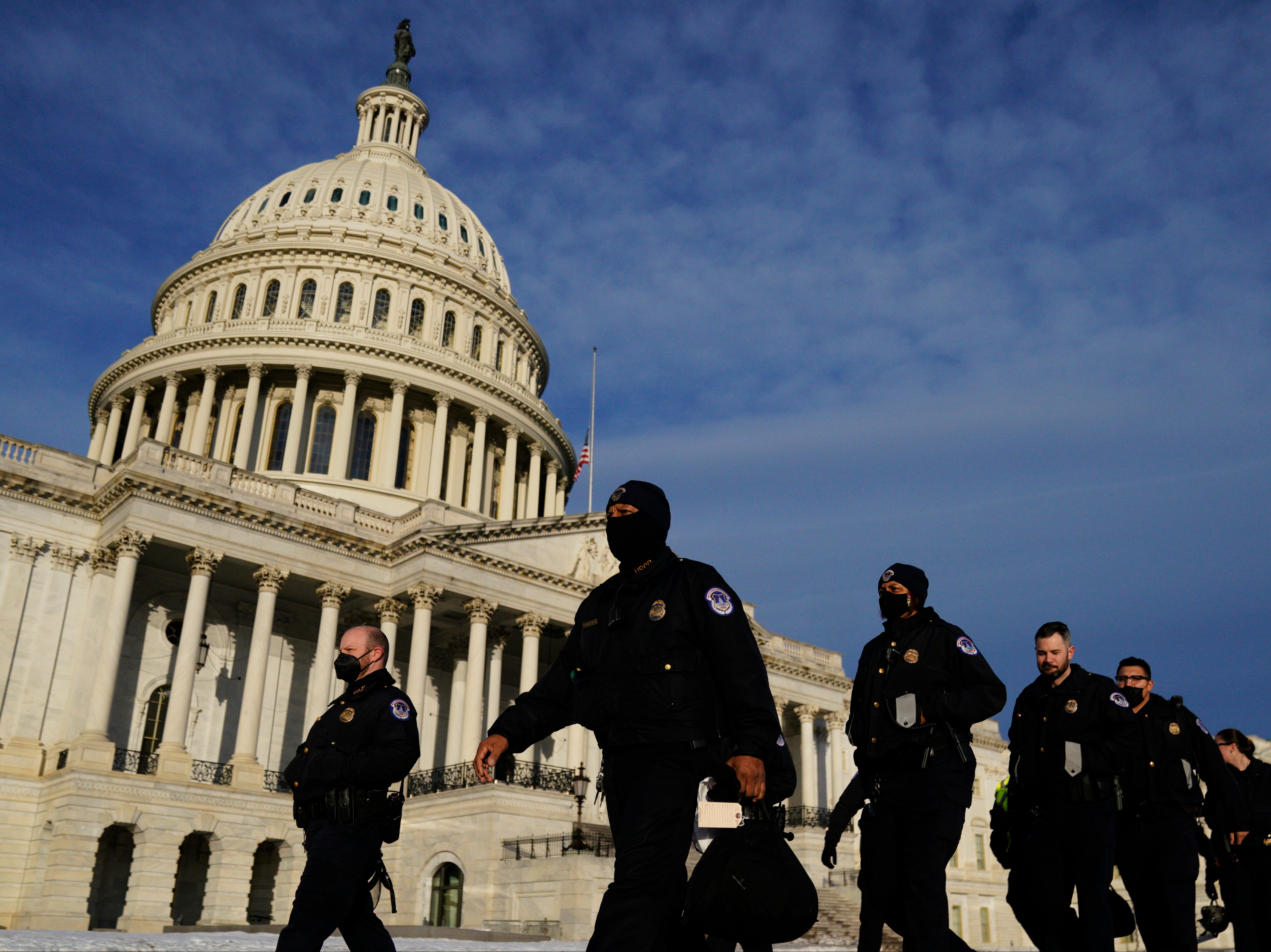 <p>Police officers outside the US Capitol</p>