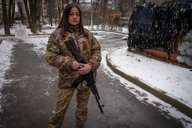 <p>Yulia hace poco se unió a la defensa territorial y recibió entrenamiento militar en la ciudad de Vinnytsia </p>