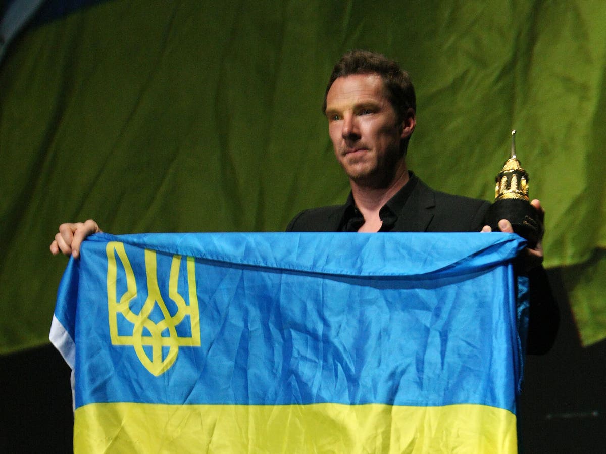 Benedict Cumberbatch holds up a Ukrainian flag at Santa Barbara International Film Festival