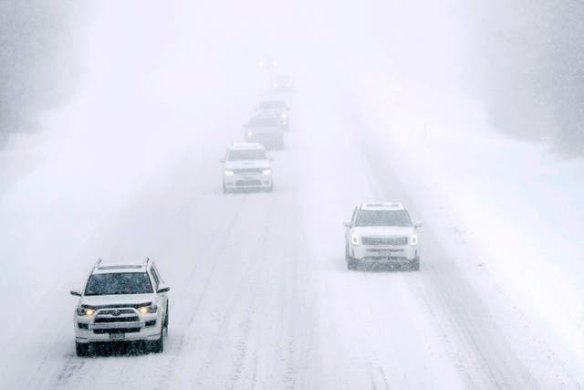 Los automóviles circulan por la carretera interestatal 495 norte cubierta de nieve en condiciones casi inexistentes en Haverhill, Massachusetts, el mes pasado durante una tormenta de invierno