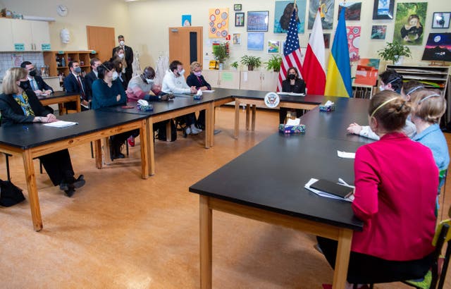 La vicepresidenta Kamala Harris celebra una mesa redonda con personas desplazadas de Ucrania en la Escuela Americana de Varsovia en Polonia