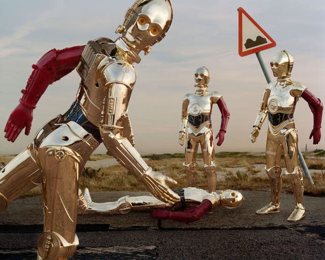 <p>A group of cosplayers as C-3PO</p>