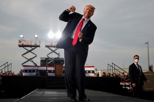 El expresidente de los Estados Unidos, Donald Trump, bailó durante un mitin en Ocala, Florida, el 16 de octubre de 2020.