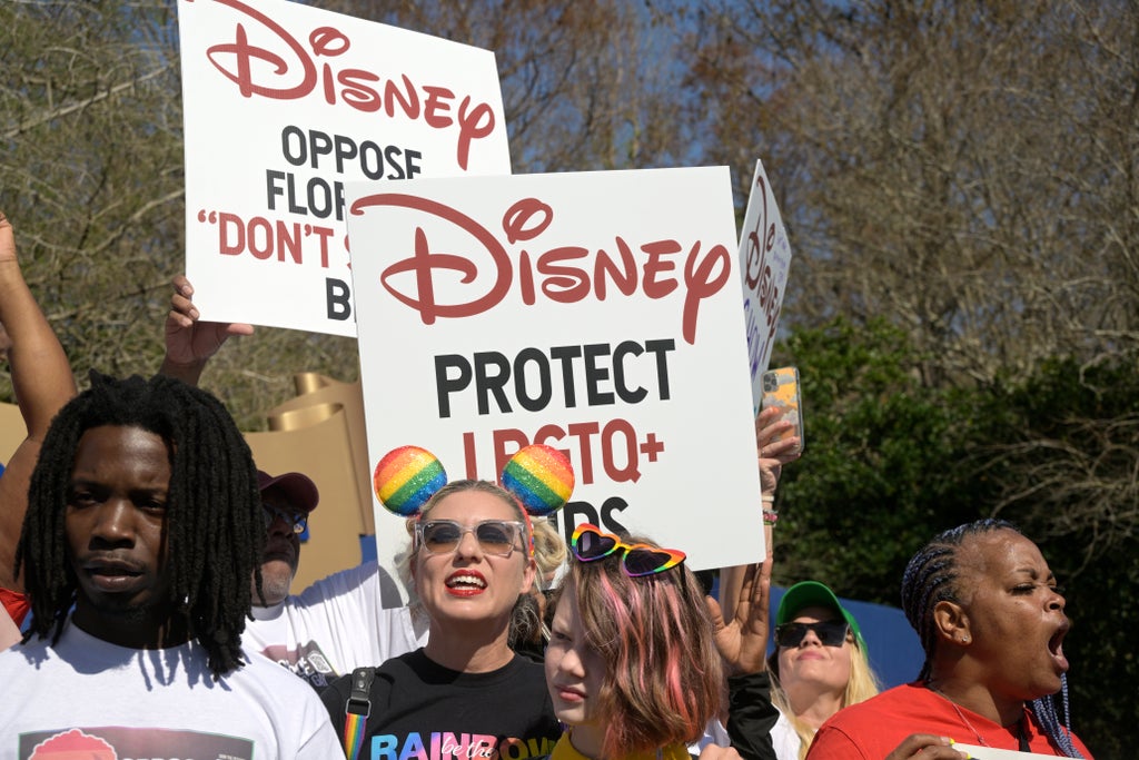 Disney çalışanları 'Eşcinsel Deme' yasasını protesto etmek için işten ayrıldı