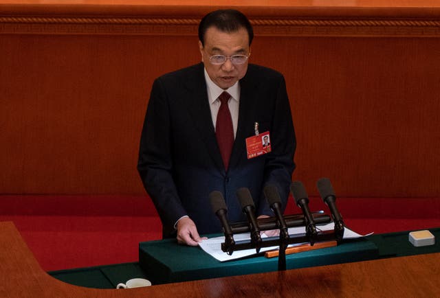 <p>El primer ministro chino, Li Keqiang, habla desde el podio en la sesión de apertura del Congreso Nacional del Pueblo en el Gran Salón del Pueblo el 5 de marzo de 2022 en Beijing, China</p>
