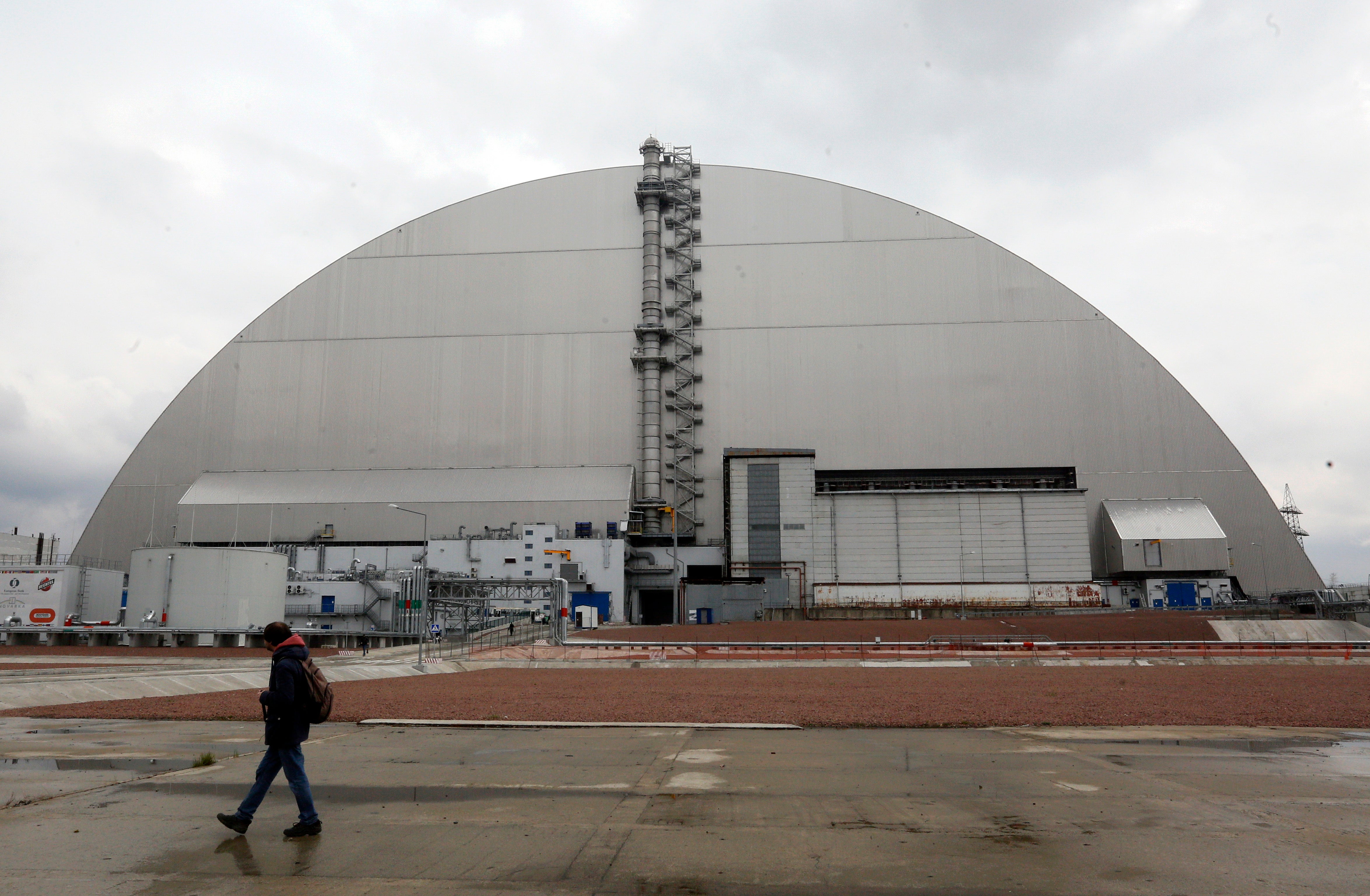 A shelter covers an exploded reactor at the Chernobyl nuclear plant in Ukraine as power cuts to the plant’s cooling systems rose fears that the nuclear fuel would overheat