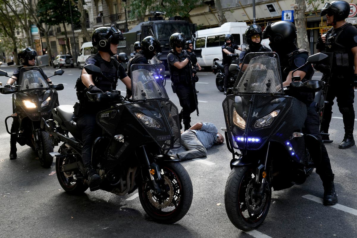 Argentina lawmakers pass IMF refinancing deal amid protests