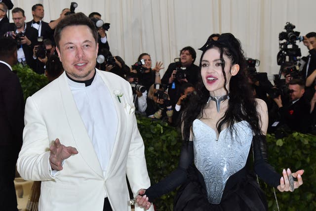 Elon Musk y Grimes llegan a la Met Gala 2018