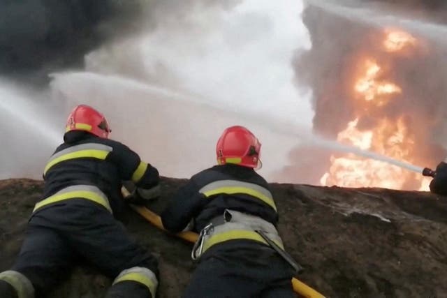 Trabajo de bomberos después de que un misil golpeó una construcción en el aeropuerto de Vinnytsia