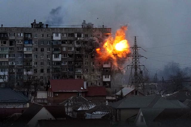 Se ve una explosión en un edificio de apartamentos después de que un tanque del ejército ruso dispara en Mariupol