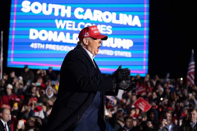 El expresidente de los Estados Unidos, Donald Trump, saluda a la multitud durante un mitin en el Aeropuerto Regional de Florence el 12 de marzo de 2022 en Florence, Carolina del Sur.