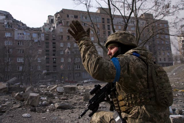 <p>Un hombre de las fuerzas ucranianas resguarda su posición en Mariupol</p>