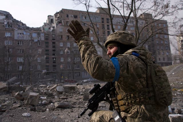 <p>Un hombre de las fuerzas ucranianas resguarda su posición en Mariupol</p>