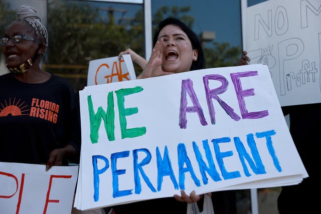 <p>Gente en Florida protesta por la aprobación del controvertido proyecto de ley sobre los derechos de los padres en la educación</p>