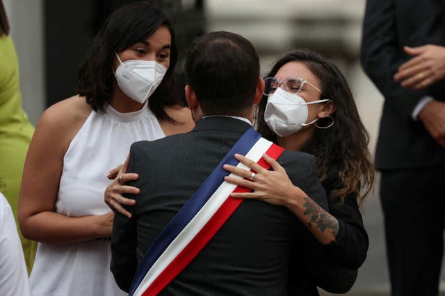 El presidente de Chile, Gabriel Boric, es recibido por la vocera del gobierno, Camila Vallejo, y la ministra del Interior, Izkia Siches.