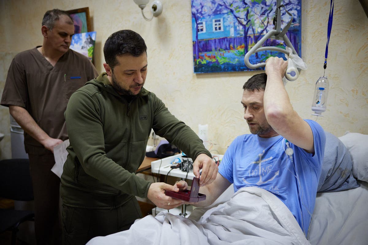 Zelensky visits wounded soldiers in hospital to hand out medals and make them ‘Heroes of Ukraine’ Zelensky visits wounded soldiers in hospital to hand out medals and make them ‘Heroes of Ukraine’