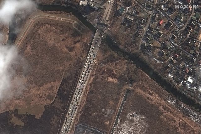 Una imagen satelital del folleto proporcionada por Maxar Technologies muestra personas y automóviles esperando por el puente del río Irpin, Irpin, cerca de Kiev, Ucrania.